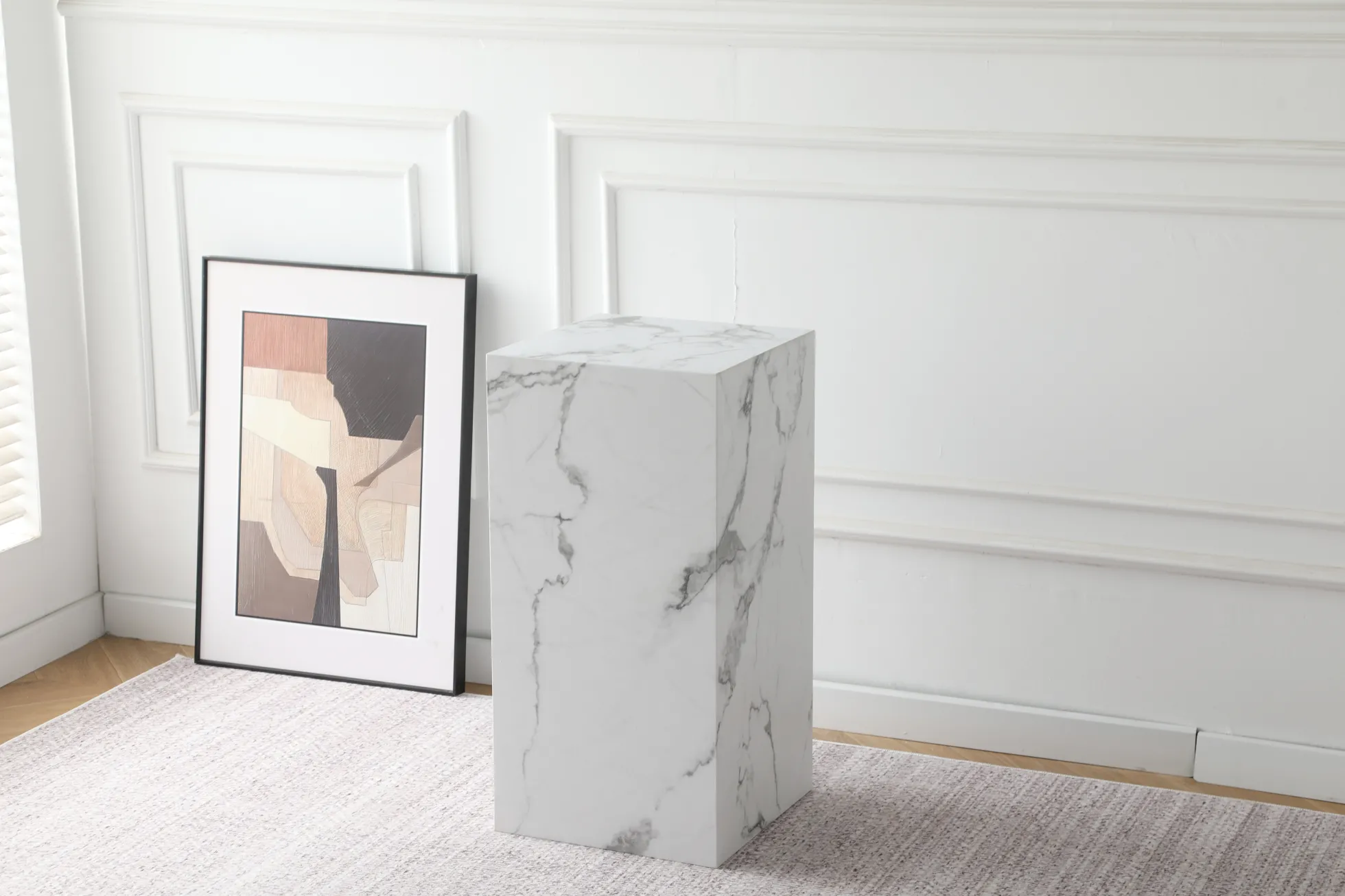 Avery piedestal i hvid marmorprint 35x35x70cm