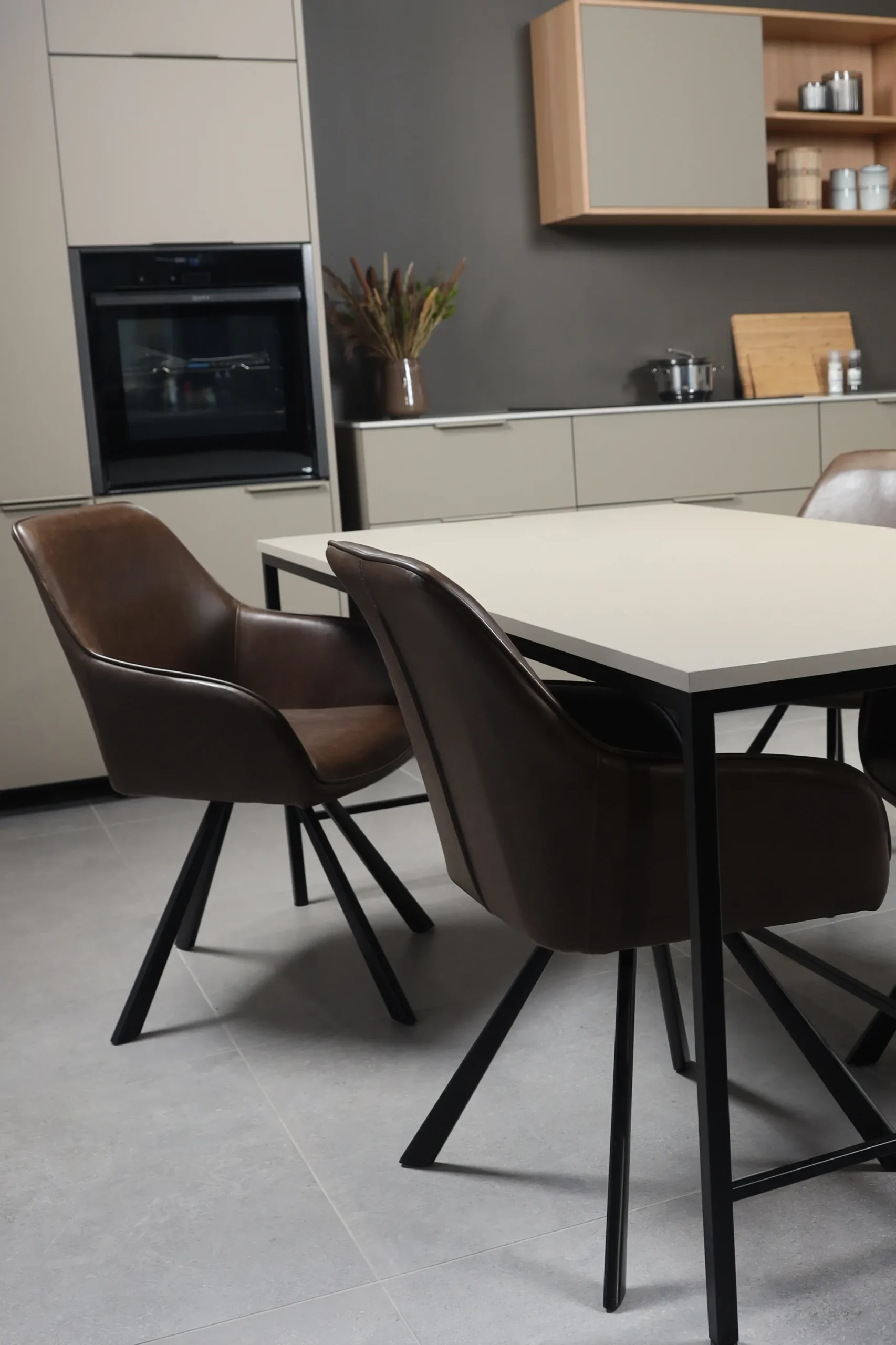 Freja med drejefunktion suede mørkebrun