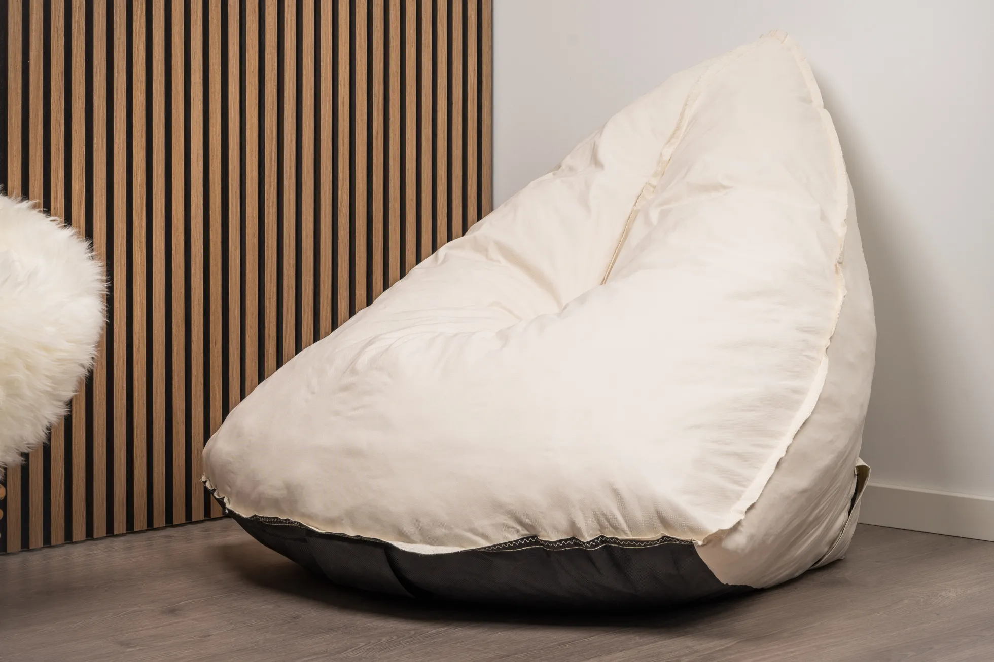 Oval sækkestol stof creme