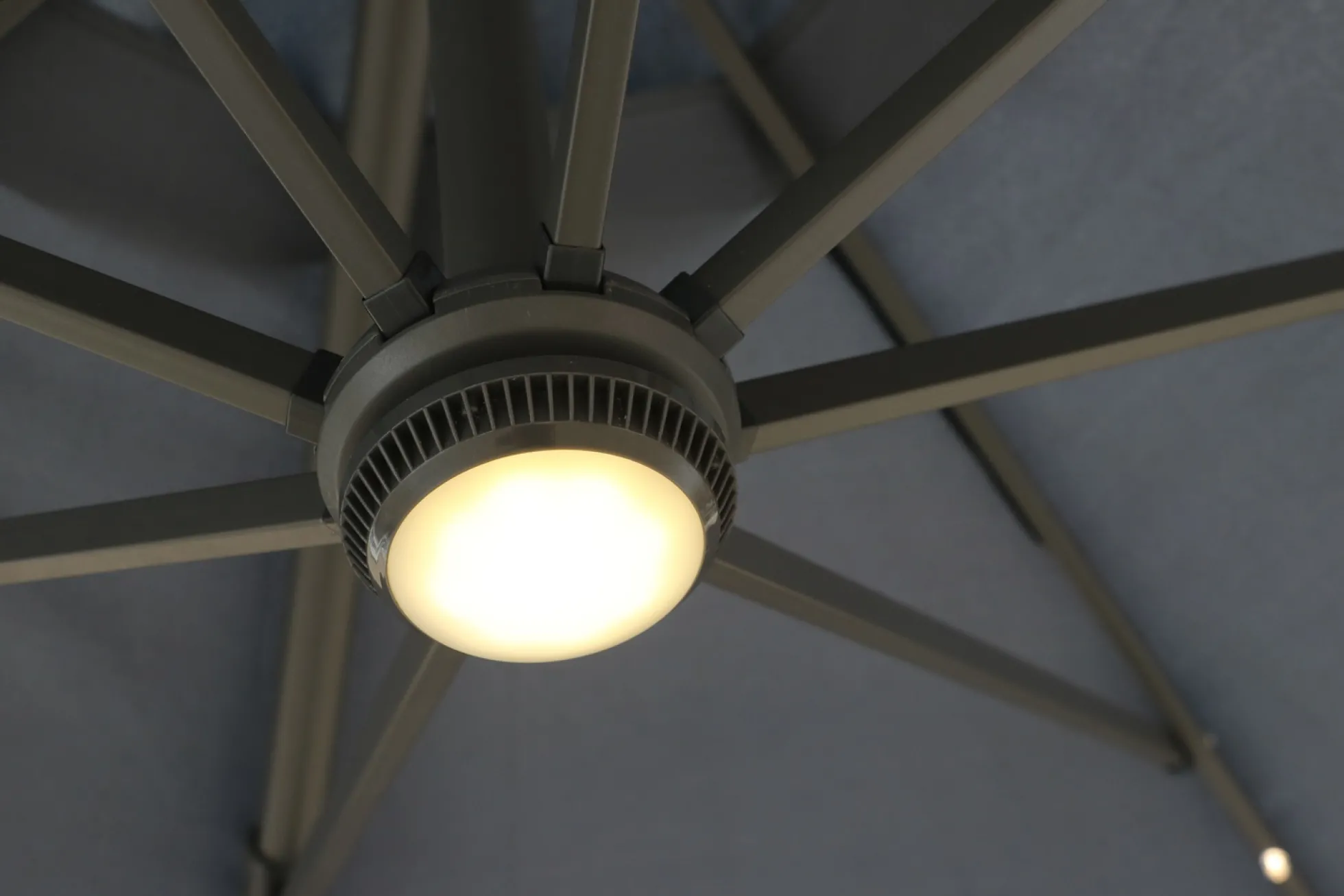 Roma parasol 360-rotation LED mørkegrå 3m